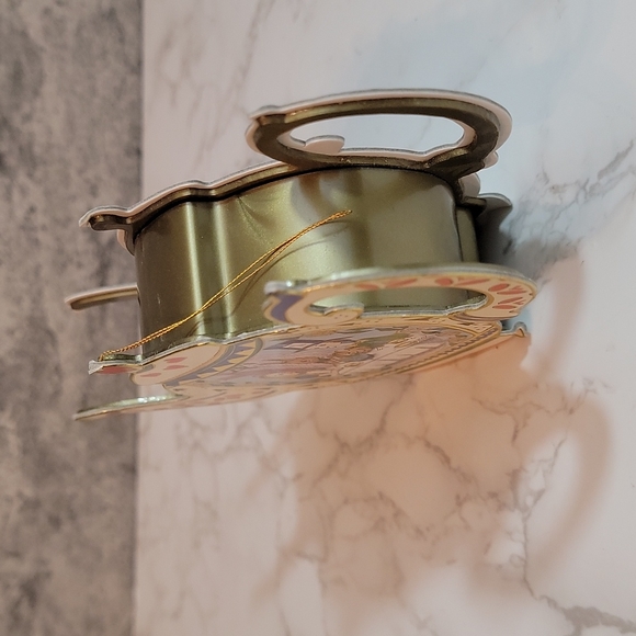 Alice In Wonderland Trinket Box 1994 With Gold Plastic Tea Set - Picture 8 of 8